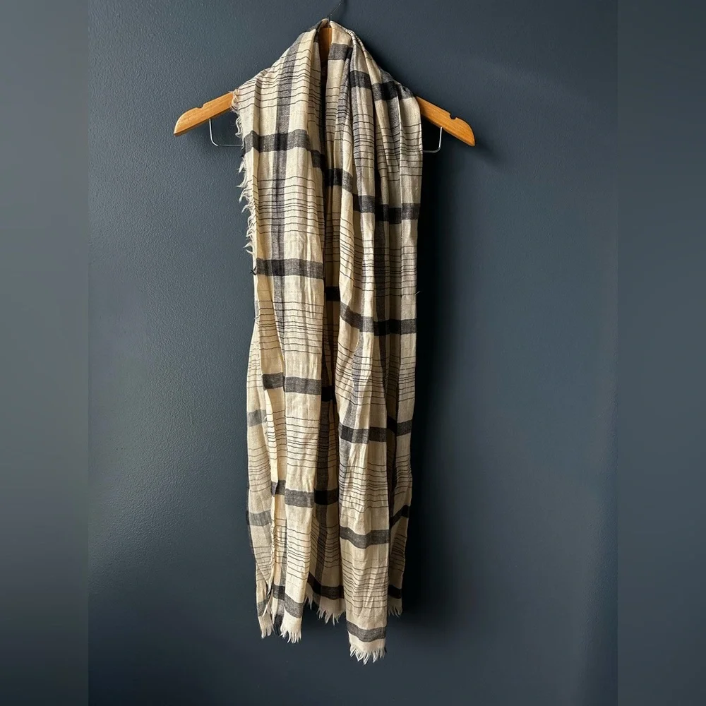 🧣 Women’s scarf Plaid offwhite blue plaid gold wrap VGUC